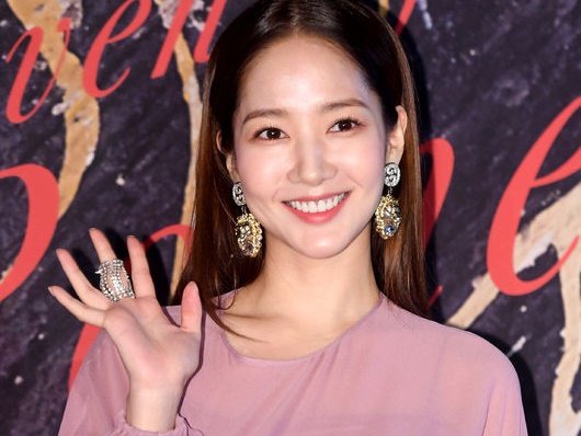 女優パク・ミニョン近況公開!　小顔&くびれに熱視線が集中!!
