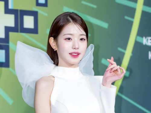 いつもと違う？IVEウォニョン、アップヘアにしても変わらぬ小顔ぶりに驚愕「顔の余白が全然ない…」【PHOTO】