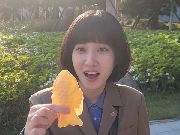 無邪気で可愛すぎる『ウ・ヨンウ』役パク・ウンビン、たい焼きは頭からかぶりつく派だった！【PHOTO】