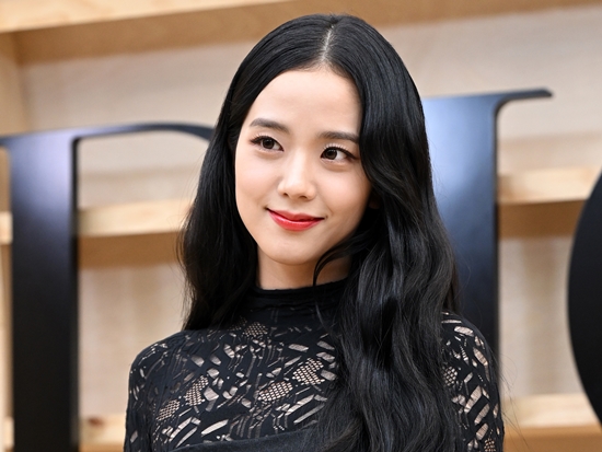 本当にBLACKPINKジスなの？雰囲気ガラリ一変、妖艶さまで…初ソロアルバムのティザー映像公開