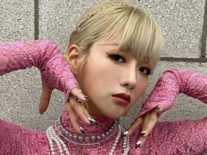 【写真】ホットピンクの“シースルー”トップスが強烈！Apinkユン・ボミ、腹筋全開の全身ピンクコーデ