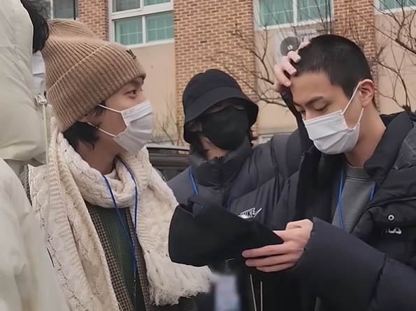 入隊するJINをBTSメンバーが見送る動画が公開、最後まで明るく「弟たちがすぐについていく」【画像】