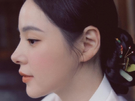 【写真】BIGBANG・SOLの奥様で女優のミン・ヒョリン、まるで絵画な韓服姿…息子の初誕生日プレゼント？