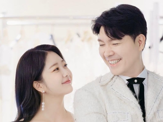 【写真】“23歳年下女性と結婚”したパク・スホン、収益の横領を巡って骨肉の争い真っ最中もデートで満面の笑顔