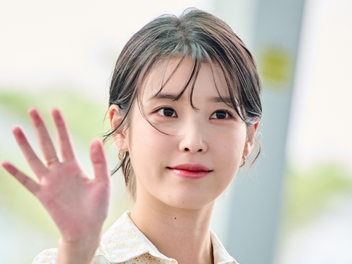 俳優イ・ジョンソクと真剣交際中の歌手IU、新年から“一番HOT”なアーティストに！