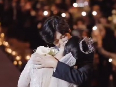 アラフィフ韓国俳優が24歳下女性と結婚！式では“熱いキス”で永遠の愛【PHOTO】