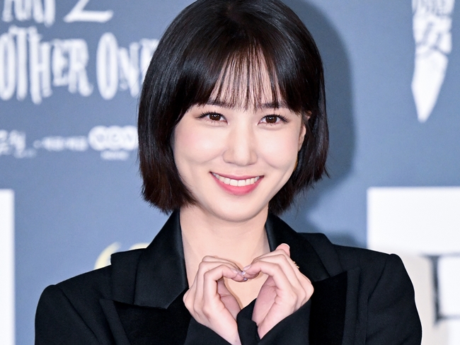 『ウ・ヨンウ』主演の最旬女優パク・ウンビン、“抜群”自撮りを公開！ツーショット相手はお馴染みの…？【PHOTO】