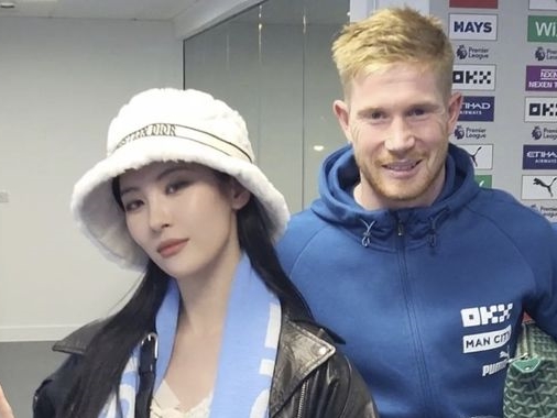 【写真】“ダービー大勝”のマンC司令塔とのツーショット公開！元Wonder Girlsソンミが成功したオタクに