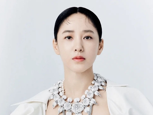 奇跡のアラフィフ！夫が“130億円”の財力を持つ『オクニョ』出演女優、大理石美肌を惜しげもなく披露【PHOTO】