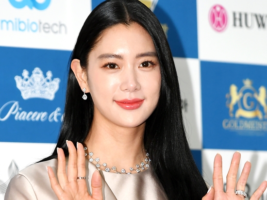 世界トップクラスの美貌を持つ韓国女優クララ、真っ赤な“シースルードレス”でサプライズ登場！【PHOTO】