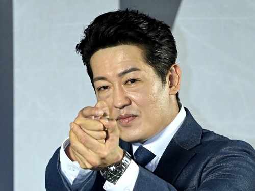 NCTドヨンの自撮り指導が必要だったかも…『イカゲーム』悪役俳優の“超不器用”記念写真が話題【PHOTO】