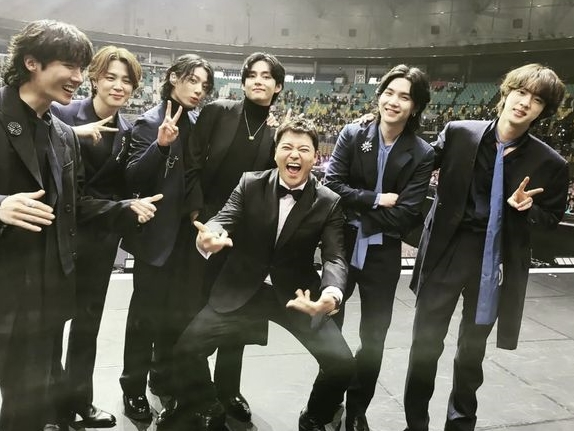 「ナムジュニどこに行ったの？」2022 TMAのMCがBTSと記念写真撮るも惜しいことに…【PHOTO】