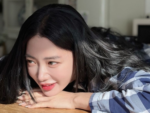 “世界で最も美しい女性”2位に輝いた女優クララ、悪戯っぽく笑うパジャマ姿に絶賛の声【PHOTO】