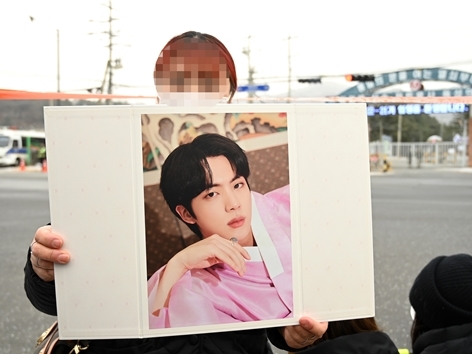 BTS・JINの入隊現場に多くのファンの姿、事務所は訪問控えてとお願いも…【現地写真】