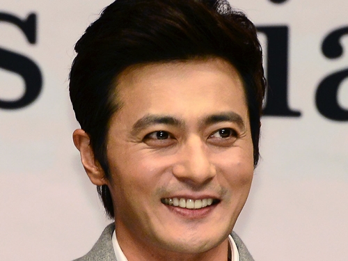 “元祖韓流四天王”チャン・ドンゴン！結婚12年目、仲睦まじい愛妻の事業を強力バックアップ！【PHOTO】