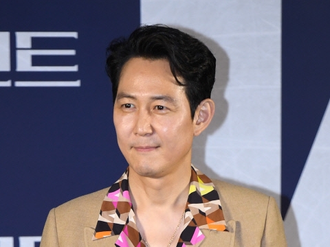『イカゲーム』でエミー賞主演男優賞獲得のイ・ジョンジェ、新型コロナに感染…チョン・ウソンは陰性