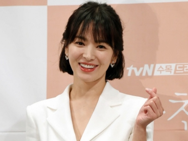 女優ソン・ヘギョ、1秒も離れられない過度な愛情…愛おしい“パートナー”との清純ショットを公開【PHOTO】