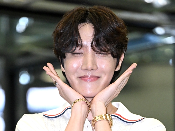 【写真】米音楽フェスをブチ上げたBTS・J-HOPE、“爽やか好青年”スタイルで投げキッス炸裂！