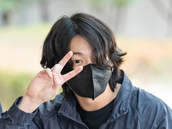 BTS・JUNG KOOKもW杯開幕にワクワク？空港でシュート披露、いざカタールへ！【PHOTO】