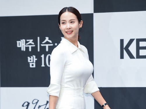 アカデミー賞『パラサイト』の“美人奥様”女優が美背中で魅了…後ろ姿にも上品オーラが【PHOTO】