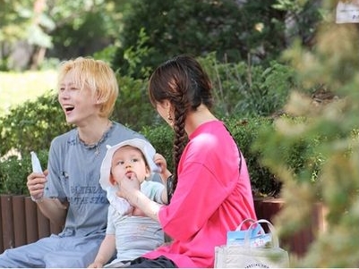 “本番中のキス”で話題となったヒョナ＆イドン、結婚前に日本人タレントの息子で育児体験？