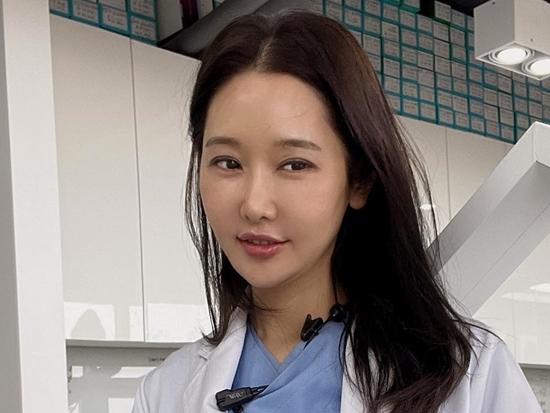 “54歳で3度目の結婚”控える韓国の美女歯科医兼インフルエンサー、圧倒的ボディで初顔合わせ【PHOTO】