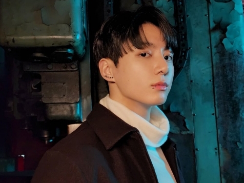 「毎晩が映画のよう」BTS・JUNG KOOKの“白ニット姿”にうっとり… 最強デートルックで魅了【PHOTO】