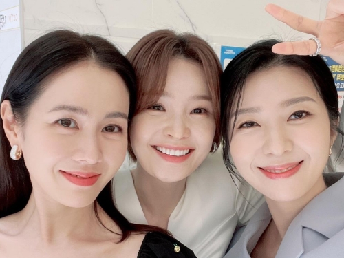 早くも話題作に！『39歳』女優ソン・イェジン＆チョン・ミド＆キム・ジヒョンの“仲良し3ショット” 【PHOTO】
