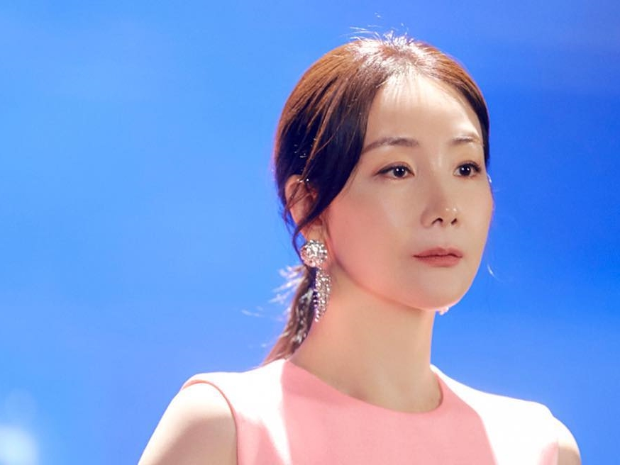 『冬ソナ』チェ・ジウの“伝説の女優”姿、最新出演作での圧巻ドレス姿が話題【PHOTO】