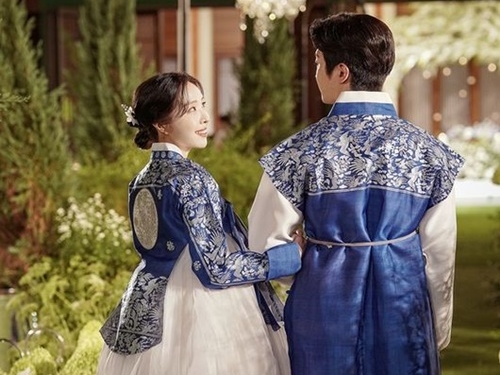 “10年越しブレイク”Brave Girlsの元メンバー、年下の歯科大学院生と結婚！幸せな式写真公開【PHOTO】