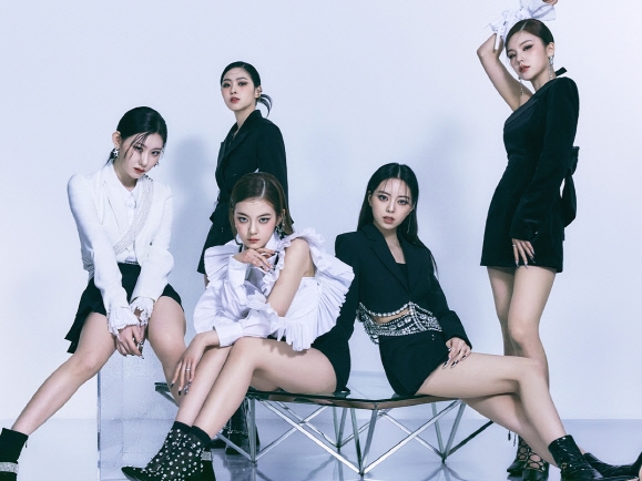 ITZY、デビュー後初のワールドツアーが8月についに幕開け…アメリカの公演会場も公開！