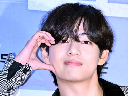 “30歳目前”のBTS（防弾少年団）V、相変わらずの彫刻美貌に大人の色気まで…【PHOTO】