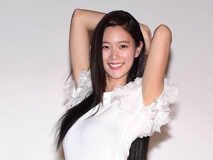 「世界2位」の韓国美女優クララ、夏仕様の“ざっくり”トップスからのぞく“11字腹筋”で圧倒【PHOTO】