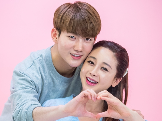 “整形”・やらせ疑惑で活動自粛した47歳韓国女性タレント、後輩たちを圧倒するフルメイク美貌が話題【PHOTO】