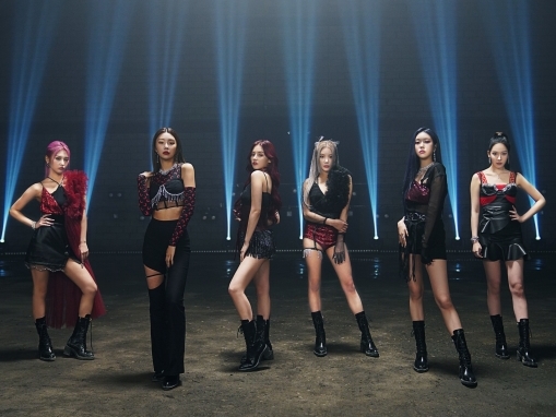 MOMOLAND、日本人も所属する“弟分”とともに南米の芸術授賞式に参加！「K-POPグループ初」