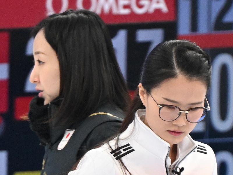 カーリング日韓戦を写真でプレイバック！試合後には健闘を讃え合う場面も【PHOTO】