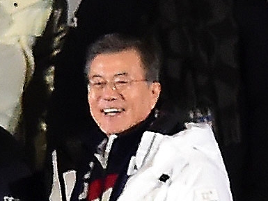 ムン・ジェイン大統領が「積弊清算」発言に激怒、力添えした元検察長長官の野党候補に謝罪要求