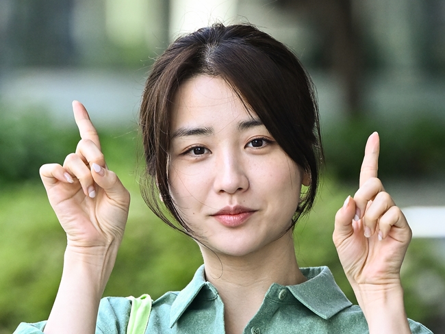 『トンイ』の“幸薄王妃”パク・ハソン、ブラトップ×ミニスカの上品な肌見せコーデ「すべてが完璧」【PHOTO】