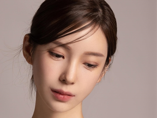 韓国の美しすぎる漫画家、“生足美脚”のショートパンツ姿を披露「お人形みたいなスタイル」【PHOTO】