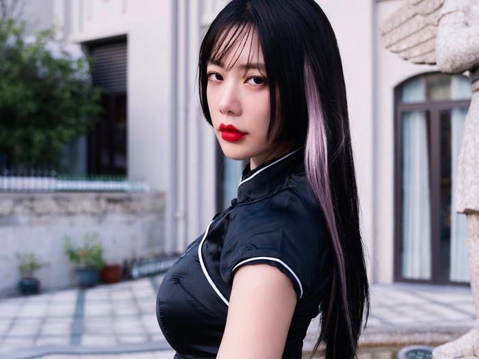 “世界で最も美しい女性”2位に輝いた女優クララがイメチェン!?艶っぽさを捨てたウェディングドレス姿【PHOTO】