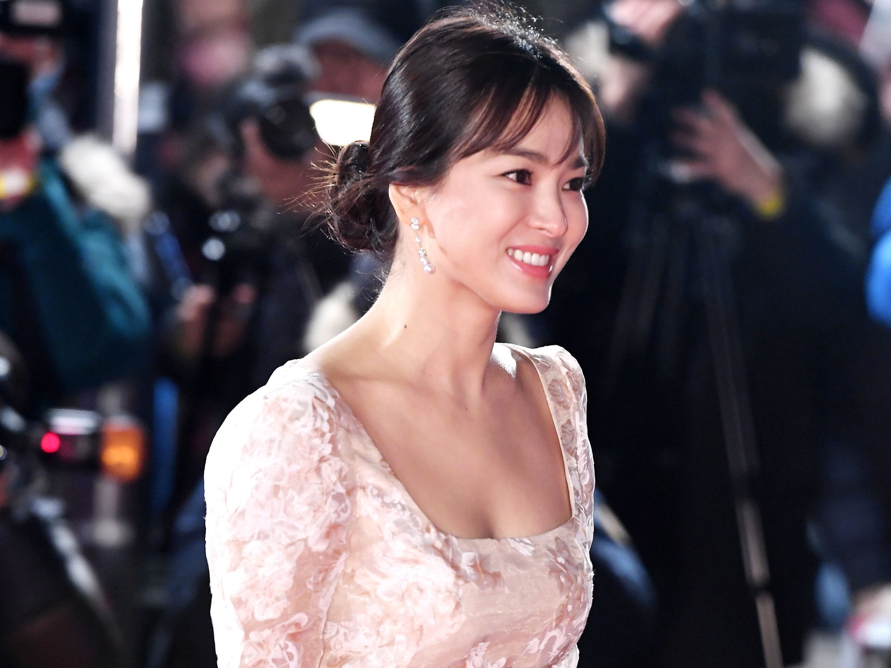 圧倒的美貌にため息…女優ソン・ヘギョ、モノクロ写真での近況が話題【PHOTO】