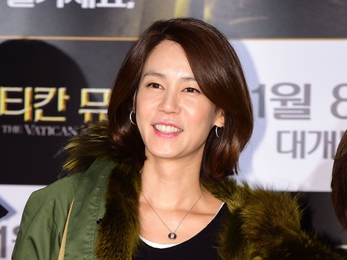 もはや“人間ガラケー”…韓国女優が見せた驚きの180°ヨガ動画が話題【PHOTO】