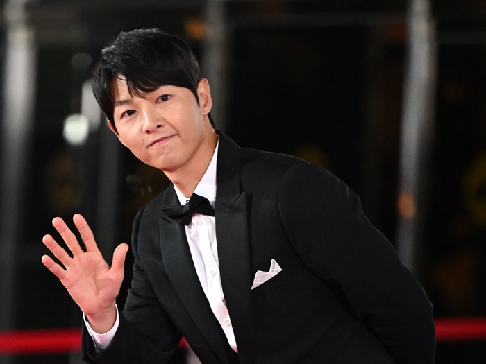 「恋愛禁止」の張り紙で俳優ソン・ジュンギが近況報告？新作映画の撮影が大注目されるワケ