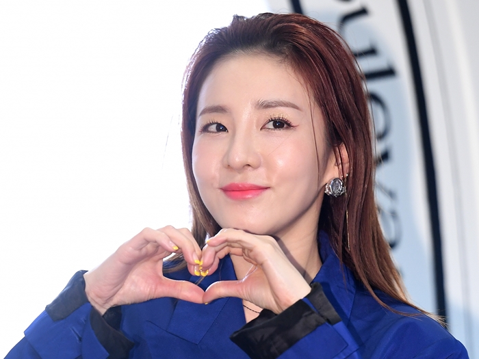 2NE1パク・サンダラ、ベッドでうっとりフェイス…類まれなる8頭身とボリューム感をアピール【PHOTO】