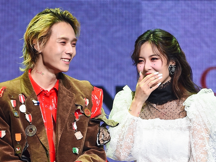 【写真】本番ステージで“熱々キス”のヒョナ、クロップド丈Tシャツからのぞく“体中のタトゥー”に称賛