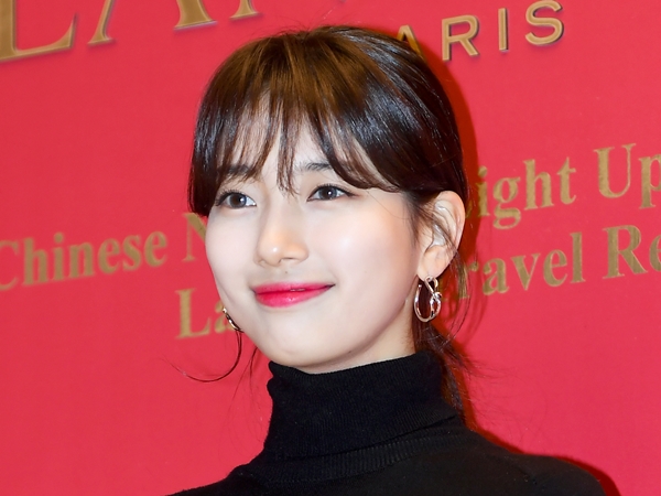 “国民の初恋”と呼ばれる女優ペ・スジ、“彫刻美デコルテ”に『美男ですね』出演女優も思わず感嘆【PHOTO】