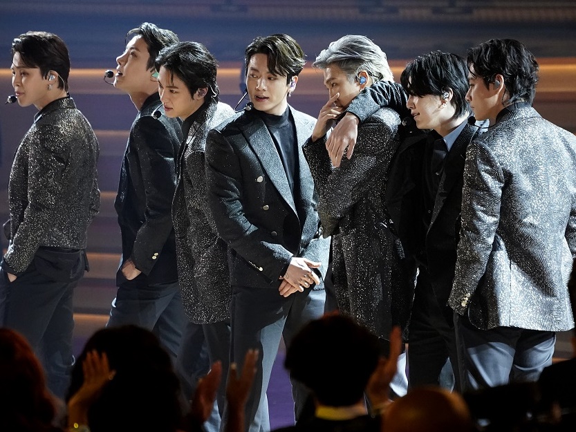 BTSがグラミー賞授賞式で華やかなパフォーマンス！「“驚異”だからスーパースターになった」