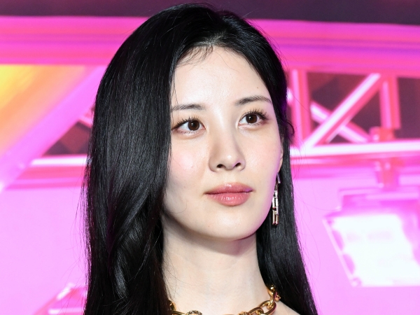 美脚だけじゃない！少女時代・ソヒョン、“美くびれ”全開のヘソ出しピンクコーデ「可愛すぎる！」【PHOTO】