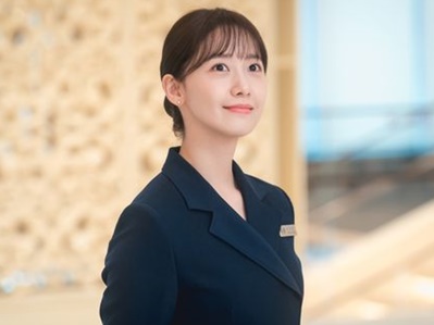 少女時代・ユナ、「昼はホテリエ、夜は…」新ドラマで“秘密を持つ女”に？ 【PHOTO】