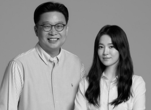 ソ・ギョンドク教授（左）とソン・ヘギョ